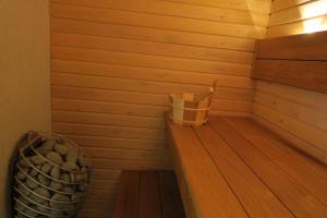 KäärikuKääriku Hotel的一间小型桑拿浴室,里面装有垃圾桶和桶