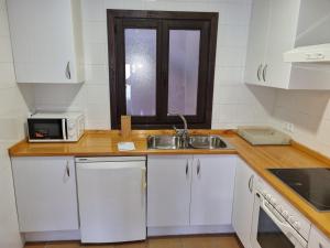 MontsonisCAL ROGER MONSONIS的厨房配有水槽和微波炉
