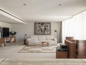 圣安东尼奥OKU Ibiza的客厅配有沙发和桌子