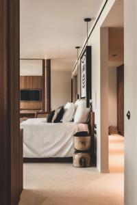 圣安东尼奥OKU Ibiza的一间卧室配有带白色床单和枕头的床。