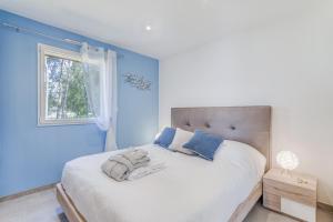 SancheyLes Bambous的蓝色的卧室设有蓝色墙壁和窗户。