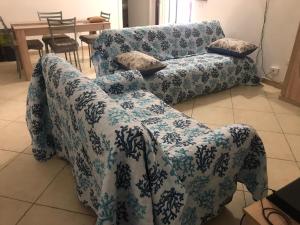卡洛福泰Casa Francesca的客厅配有两张沙发,铺在毯子上