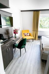 卡尔本Luxstay Karben - Self-Check-In的配有床、沙发和椅子的房间