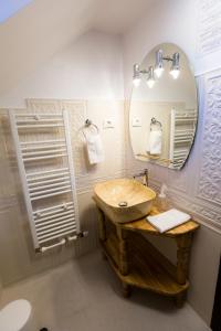 布什泰尼Royal Inn Busteni-Adults Only的一间带水槽和镜子的浴室
