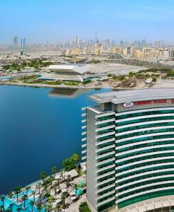 迪拜Crowne Plaza Dubai Festival City的城市背景建筑的景色