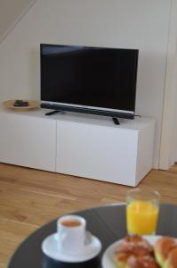 隆德Forskarhotellet的一张桌子,上面放着一盘食物,还有一台电视机