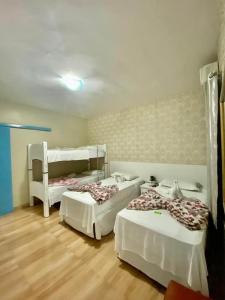 伊瓜苏科德斯道瓜旅馆的一间客房内配有两张床的房间
