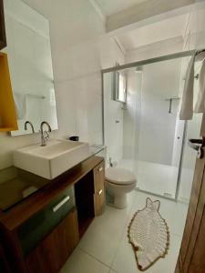 伊瓜苏科德斯道瓜旅馆的一间带水槽、卫生间和淋浴的浴室