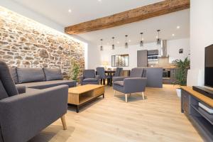 里昂Design et charme, 100m2 face à la Saône的客厅配有沙发、椅子和桌子