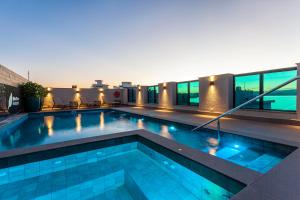 弗洛里亚诺波利斯蓝树高级弗洛里亚诺波利斯旅馆的建筑物屋顶上的游泳池