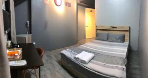 Dalin大林文旅的一间卧室配有一张大床和一张桌子