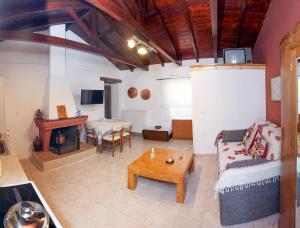AnífionTraditional Guesthouse Asimakis Anifion的客厅配有沙发和桌子