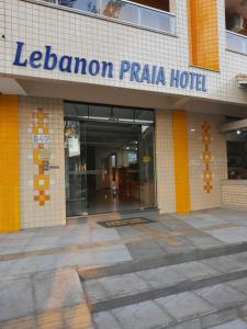 特拉曼达伊Lebanon Praia Hotel的大楼前的Lebanon广场标志