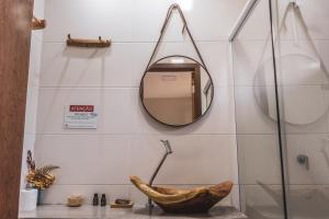 韦尔卡鲍Chalés das Margaridas的浴室墙上设有镜子
