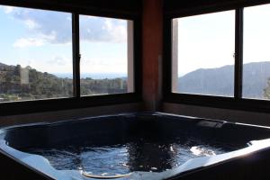 伊斯坦哈拉雷斯乡村酒店的带浴缸的三扇窗户