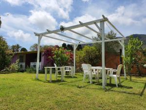 穆拉沃拉Sa Mariposa的院子里白色的凉棚,配有白色的桌椅