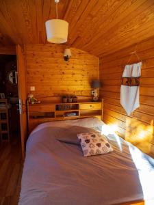 凯泽贝尔拉魏斯勒斯钱姆布利斯酒店的小木屋内一间卧室,配有一张床