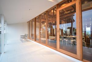 淡路Wellis Villa HANARE的一间设有玻璃门和桌椅的房间