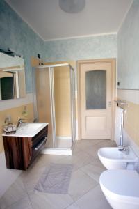 圣焦万尼比亚恩科露娜住宿加早餐旅馆的浴室配有卫生间、盥洗盆和淋浴。