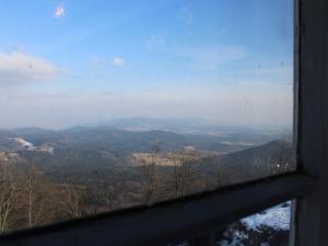 HainHochwaldbaude的从山谷的窗户欣赏美景