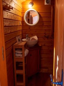 凯泽贝尔拉魏斯勒斯钱姆布利斯酒店的一间带水槽和镜子的小浴室