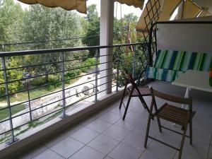 拉里萨Larisa, Park view apartment的阳台配有椅子和美景窗户。