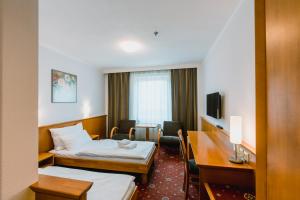 奥洛穆茨奥洛穆茨普拉查尔纳公园酒店的酒店客房配有两张床和一张书桌