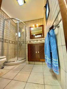 塞博河畔卡莱塔Maresia Holiday House的带淋浴、盥洗盆和镜子的浴室