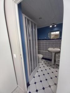 马恩河畔的尚格尼STUDIO PROCHE PARIS ET DISNEYLAND PARIS的一间带卫生间和水槽的浴室