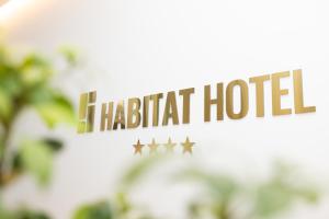 地拉那Habitat Hotel Tirana的四星级的Haciott酒店阅读标志