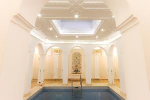 Riad Palais Des Princesses & Spa内部或周边的泳池