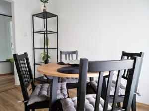 奥帕提亚Apartment Julija的餐桌、黑色椅子和桌椅