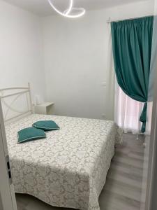 瓦里格提VILLA IRMA的一间卧室配有一张带绿色枕头的床。