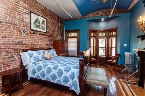 纽约Northern Lights Mansion的一间卧室设有一张床和砖墙