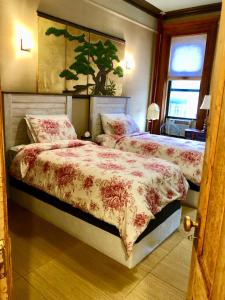 纽约Northern Lights Mansion的一间卧室设有两张床和窗户。