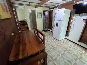 克鲁奇塔Wasimita的厨房配有木桌和冰箱。