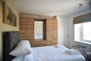 瑟索Angus House, 2 Bedroom House, Thurso, NC500 Route的卧室设有一张白色大床和一扇窗户。