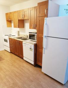 多伦多Cozy Private Rm Heart of North York Free Parking Full Kitchen Close to Downtown的相册照片