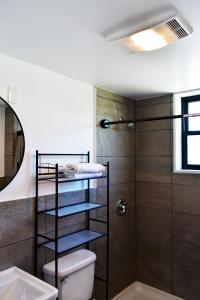 尼亚加拉瀑布峡谷景观酒店的一间带卫生间和淋浴的浴室