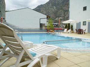 安道尔城泽尼特外交酒店的一个带白色躺椅的游泳池