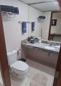 塔瓜汀加Lindo Flat Aconchegante no Centro de Taguatinga的一间带卫生间和水槽的浴室