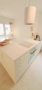 埃尔特维勒DIE ZEIL的白色的厨房设有水槽和台面