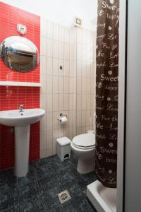 奥林匹亚基·阿克蒂Villa Irida Sun的浴室配有白色卫生间和盥洗盆。