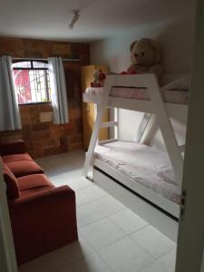 若昂佩索阿Casa do Fábio的一间卧室设有两张双层床和泰迪熊