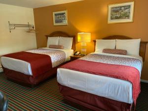 威廉斯敦舒适角落汽车旅馆的一间酒店客房,房间内设有两张床