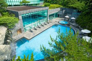 西归浦市济州岛WE酒店的享有酒店游泳池的顶部景色