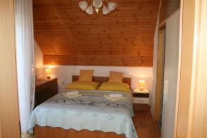 耶泽尔采阿德里安娜旅馆的一间卧室配有一张带两个黄色枕头的床