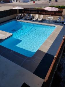 北普拉特美洲最佳价值旅馆北普拉特的一个带椅子和遮阳伞的大型游泳池