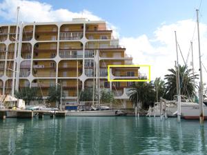 艾姆布里亚布拉瓦Apartamento Bahia III的码头旁的一座大型水面建筑