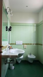 奥杰比奥贝尔索吉奥诺酒店的绿色浴室设有两个盥洗盆和卫生间